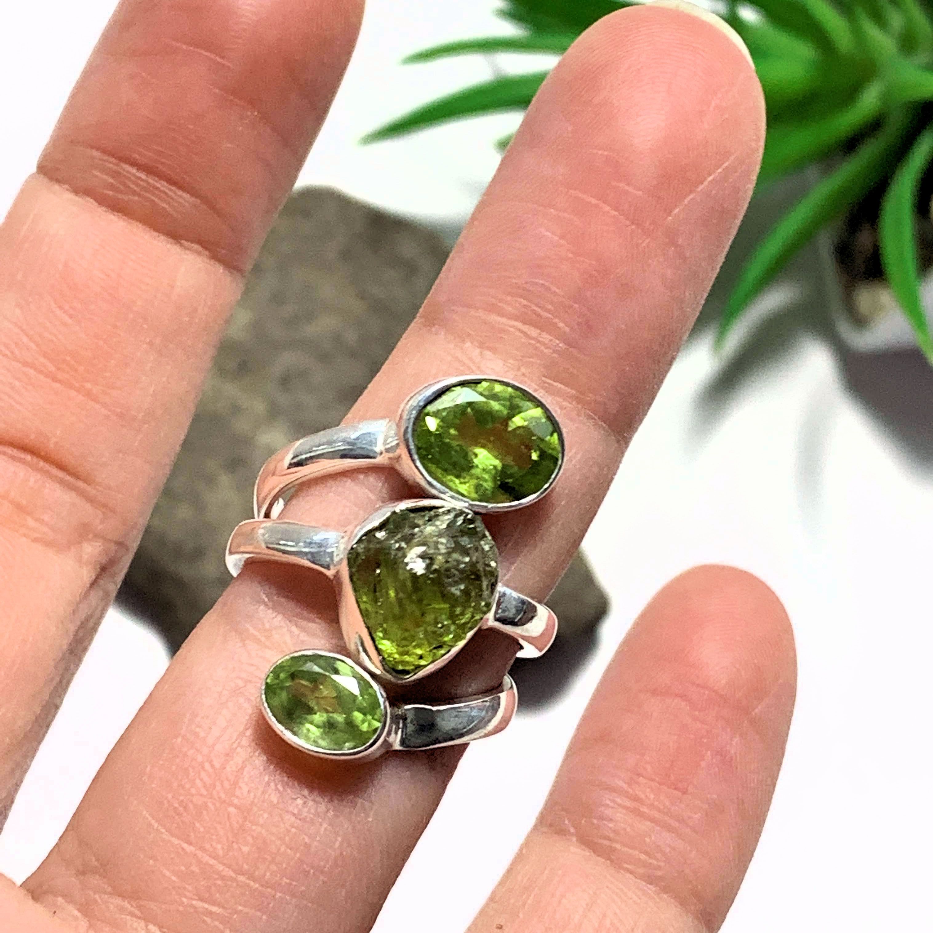Faceted & Raw Green Peridot Ring in Sterling Silver (Size:6.5)