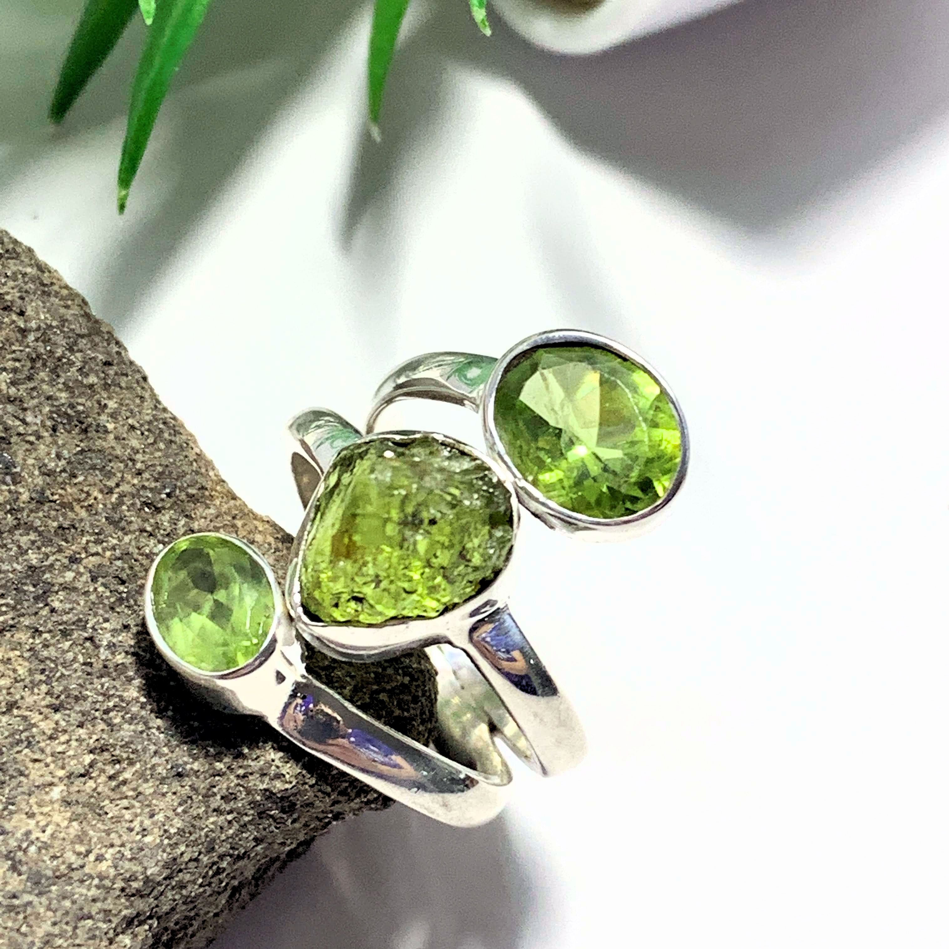 Faceted & Raw Green Peridot Ring in Sterling Silver (Size:6.5)