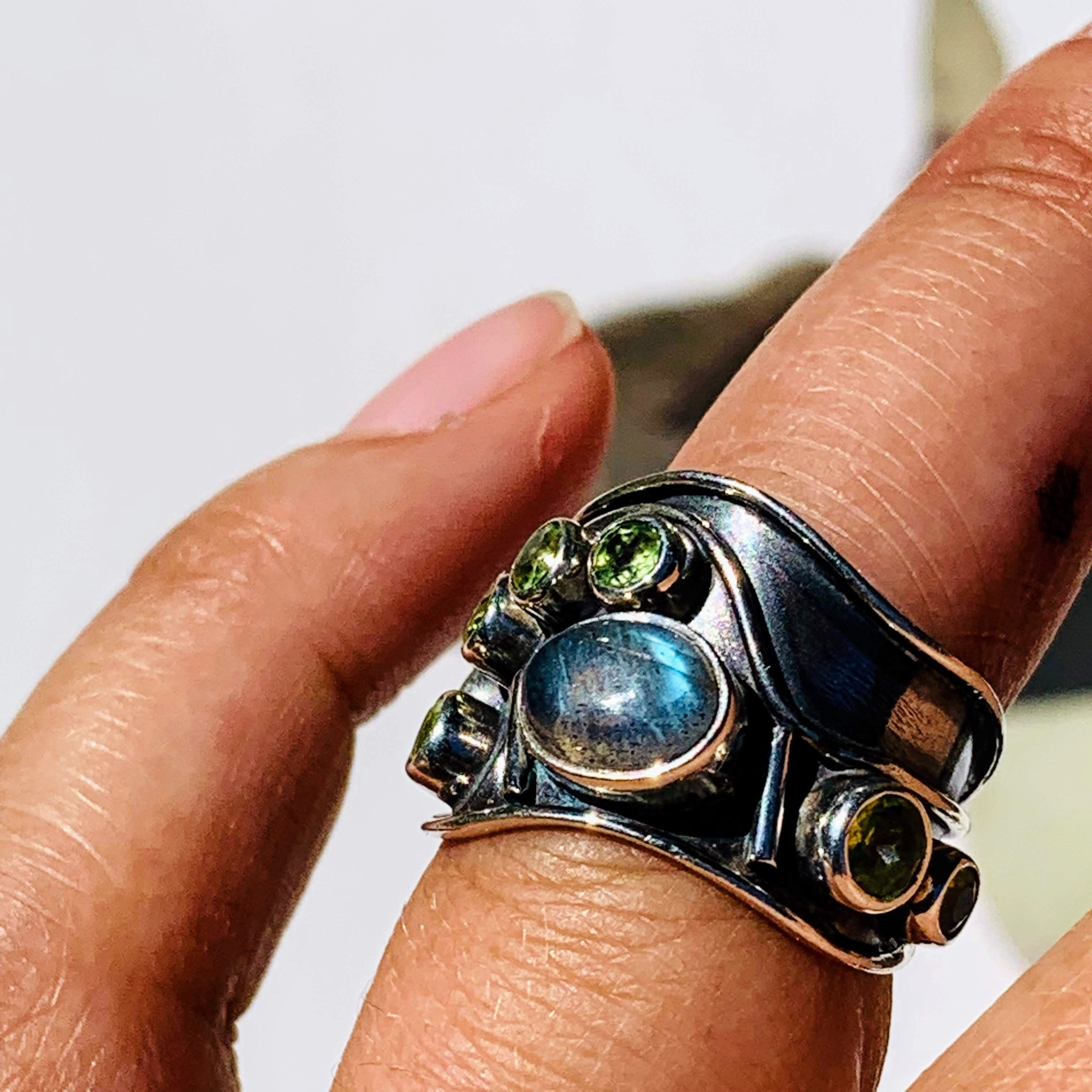 Dazzling Faceted Peridot & Glowing Blue Labradorite Sterling Silver Ring (Size 6)