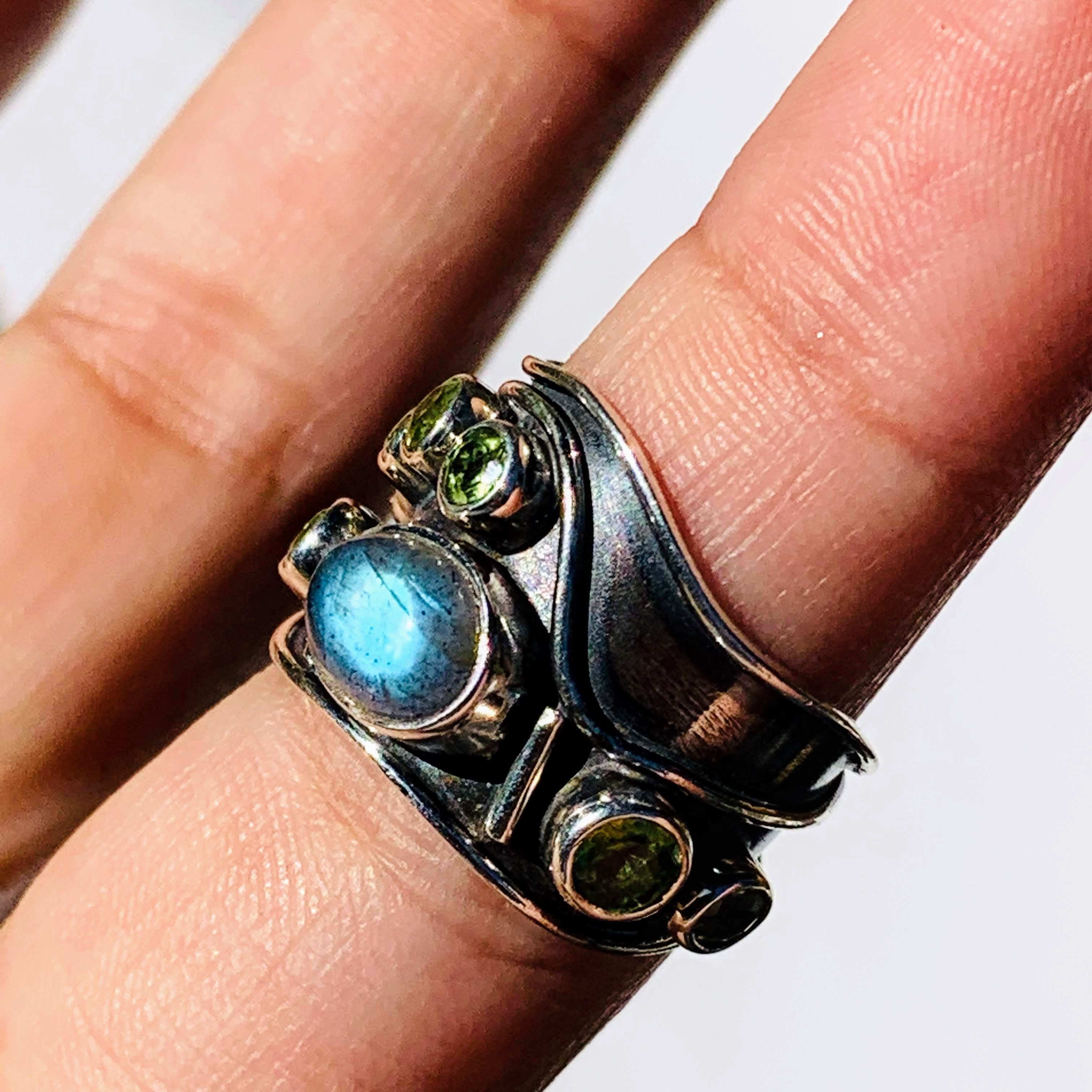 Dazzling Faceted Peridot & Glowing Blue Labradorite Sterling Silver Ring (Size 6)