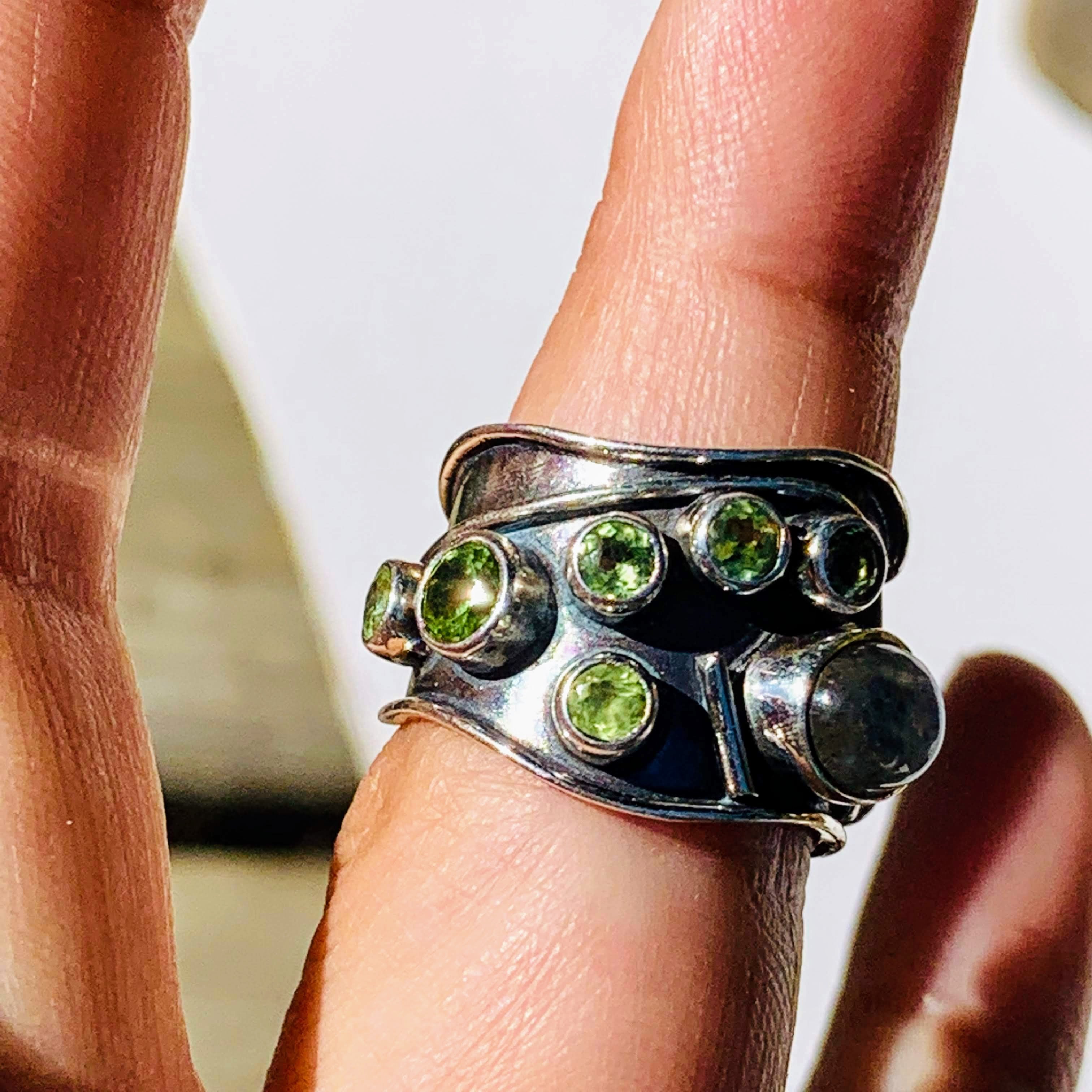 Dazzling Faceted Peridot & Glowing Blue Labradorite Sterling Silver Ring (Size 6)