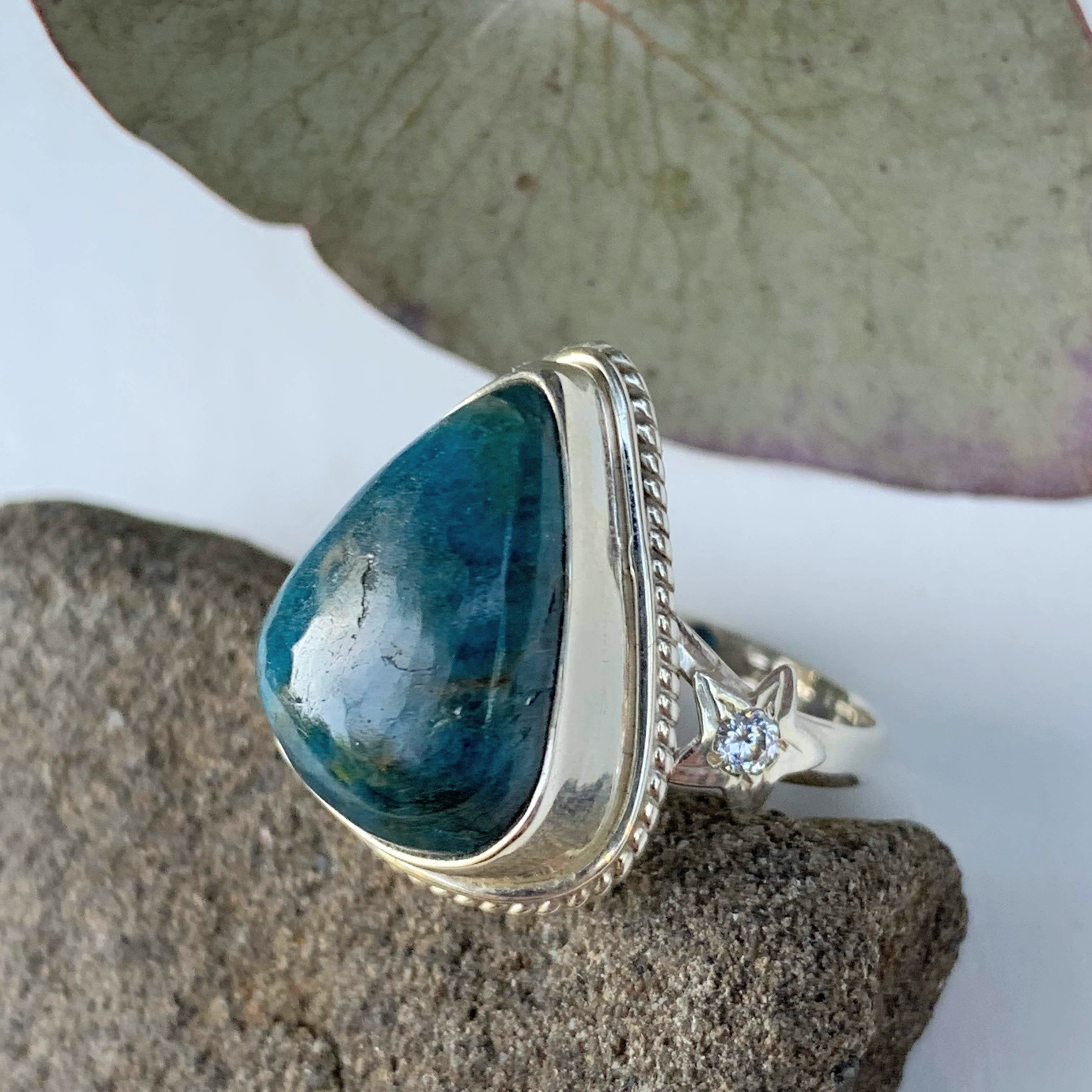 Deep Blue Apatite & Star Design Ring in Sterling Silver (Size 8) - Earth Family Crystals