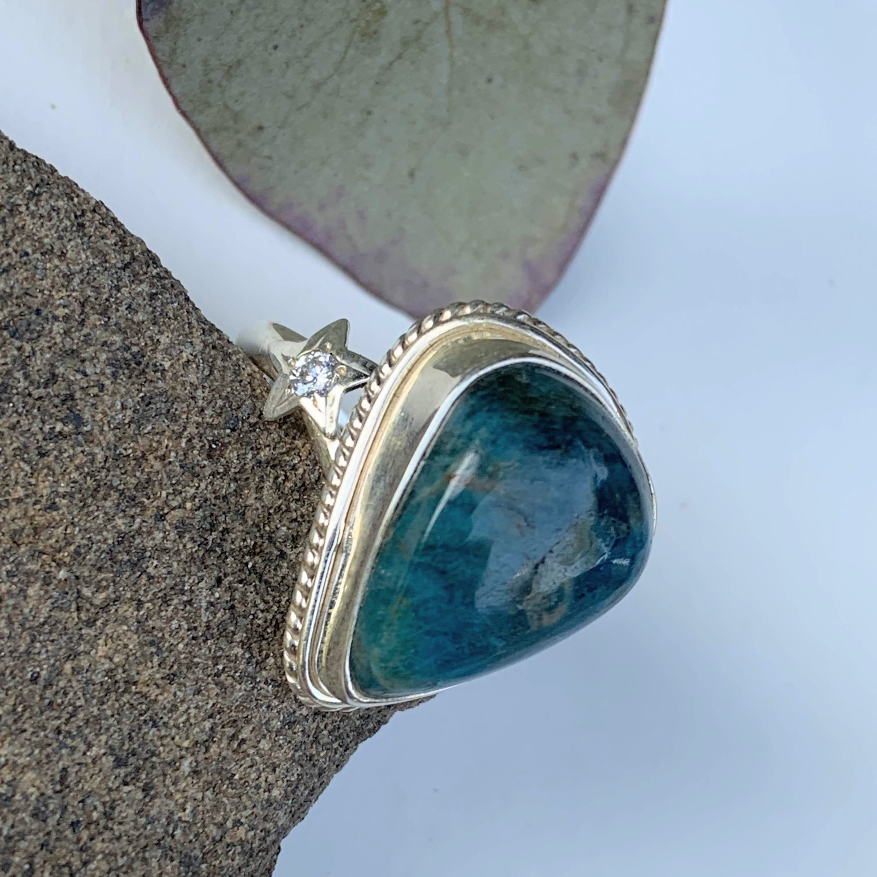 Deep Blue Apatite & Star Design Ring in Sterling Silver (Size 8) - Earth Family Crystals