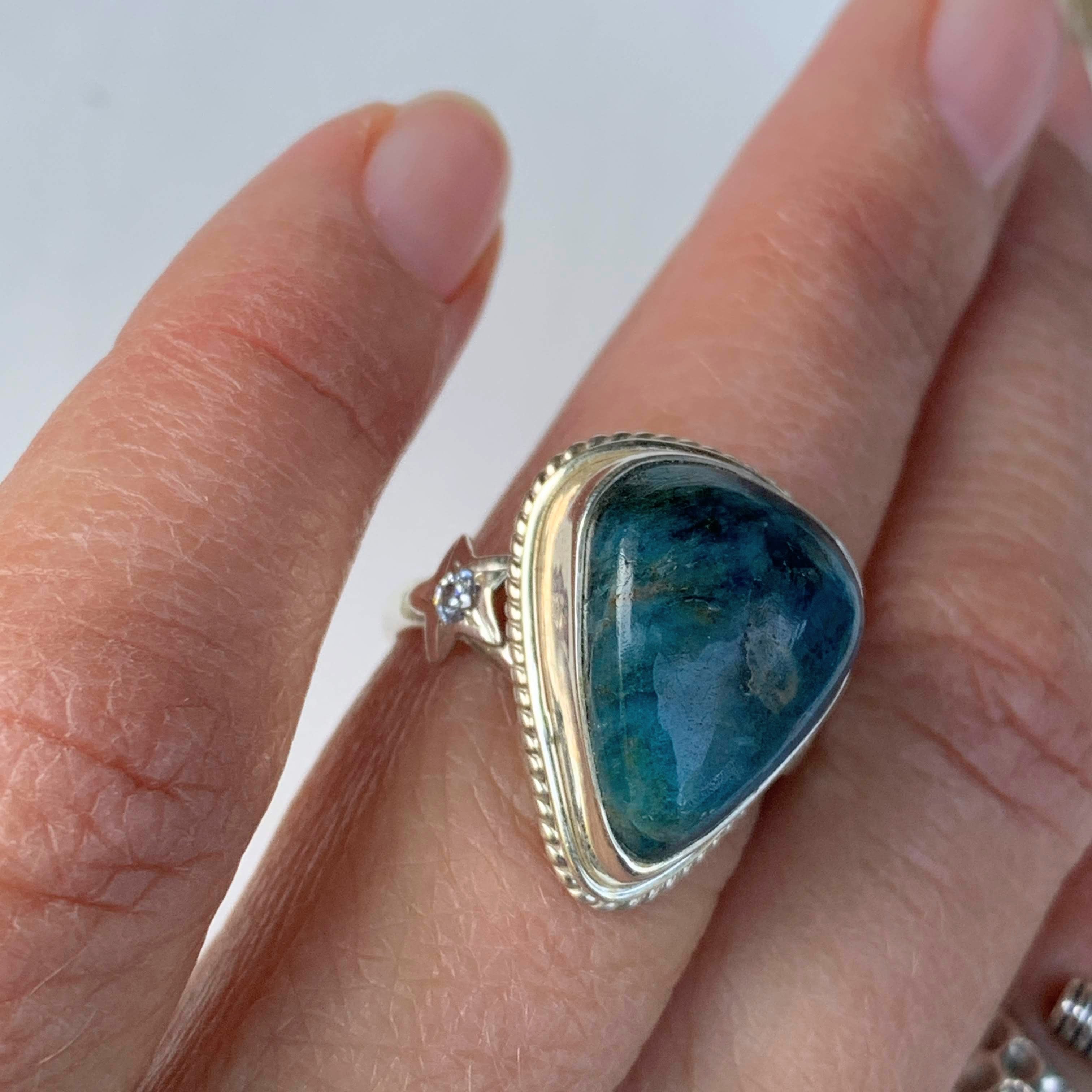 Deep Blue Apatite & Star Design Ring in Sterling Silver (Size 8) - Earth Family Crystals