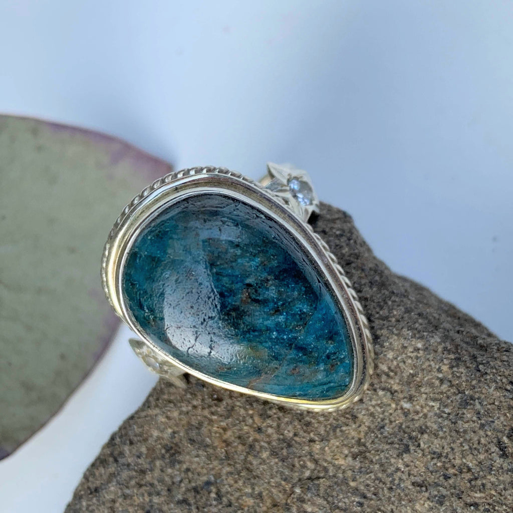 Deep Blue Apatite & Star Design Ring in Sterling Silver (Size 7) - Earth Family Crystals