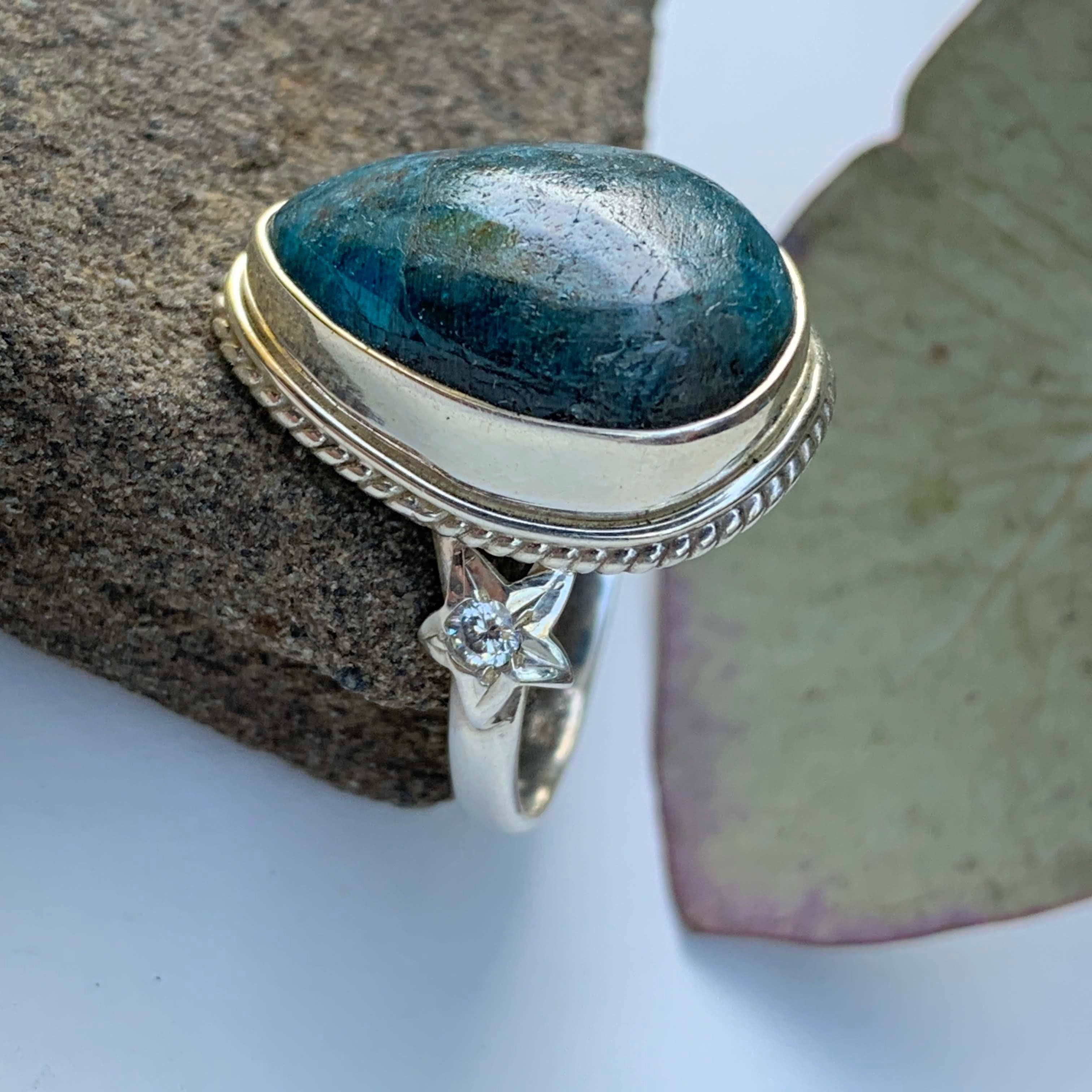 Deep Blue Apatite & Star Design Ring in Sterling Silver (Size 7) - Earth Family Crystals