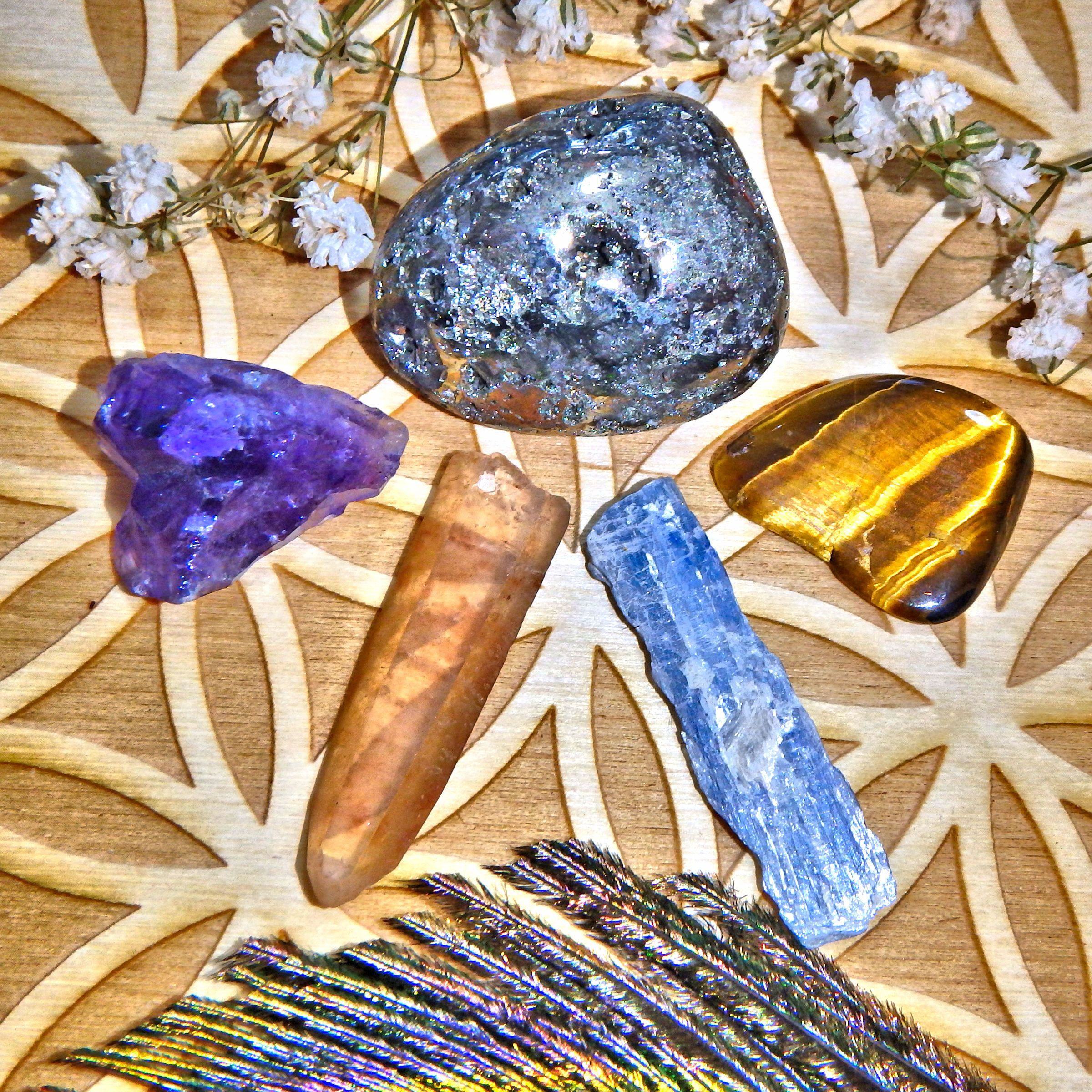 2019 Goals New Year Kit (Includes Pyrite, Amethyst, Tangerine Quartz, Blue Kyanite & Tiger Eye) - Earth Family Crystals